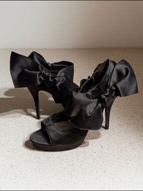 Like New Steve Madden Luxe Black Satin Bow Peep-Toe Stilettos Size 8